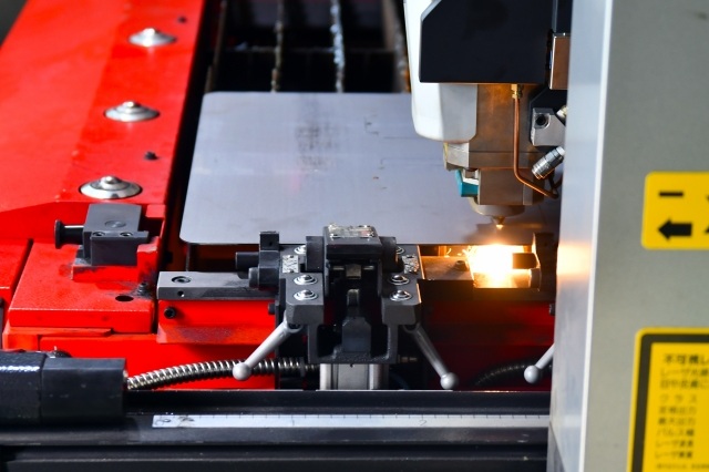 業務用レーザー加工機の連続稼働性能・安全機能・操作性を徹底解説